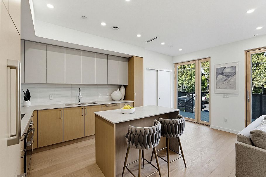 1 60 E 17th Avenue Vancouver, BC - 3