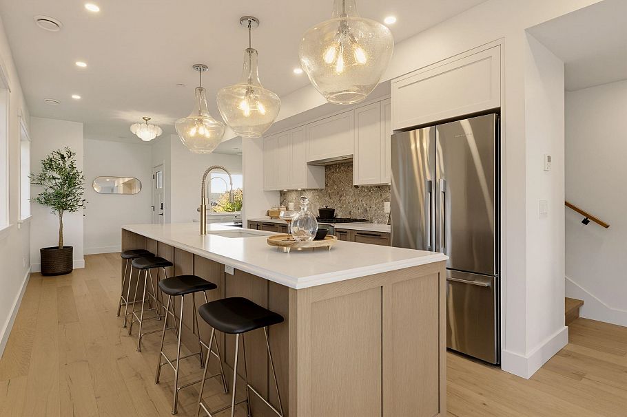 1 326 W 14th Street North Vancouver, BC - 9
