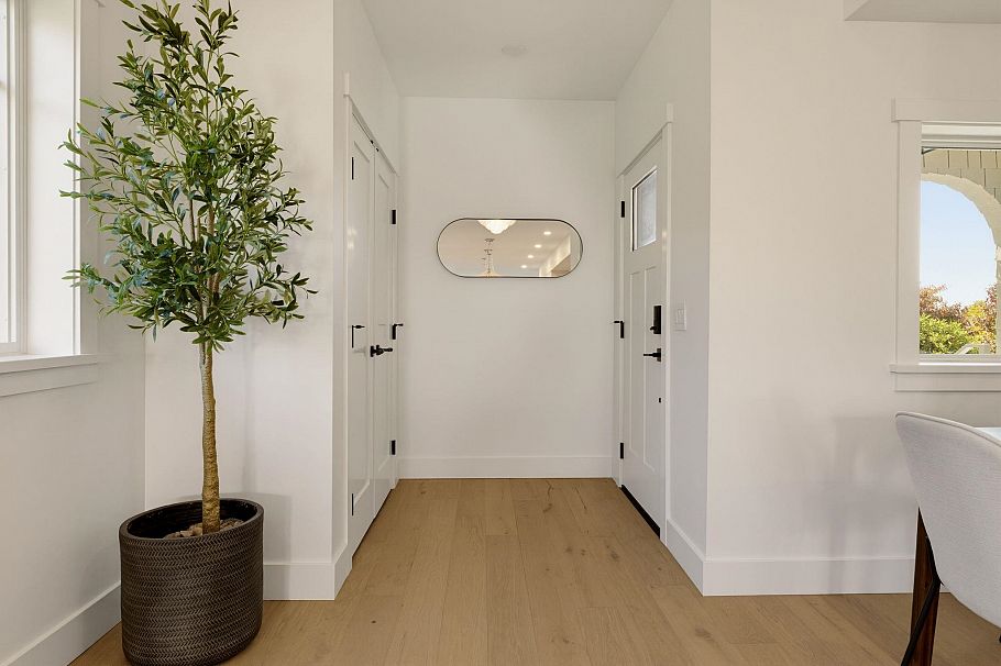 1 326 W 14th Street North Vancouver, BC - 16