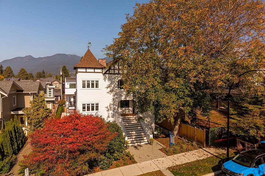 1 326 W 14th Street North Vancouver, BC - 40