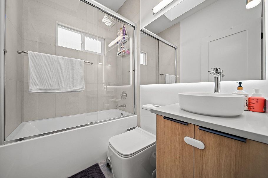 1170 E 18th Avenue Vancouver, BC - 18