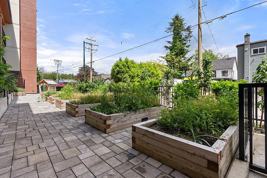 106 2550 Garden Drive Vancouver, BC - 24