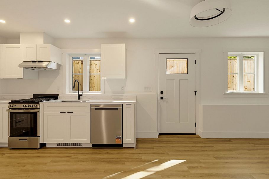 1 326 W 14th Street North Vancouver, BC - 27