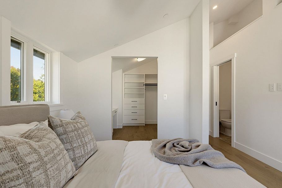 1 326 W 14th Street North Vancouver, BC - 18