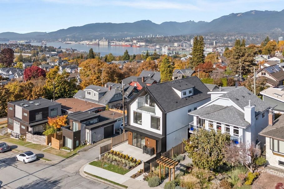 1 3623 Triumph Street Vancouver, BC - 38