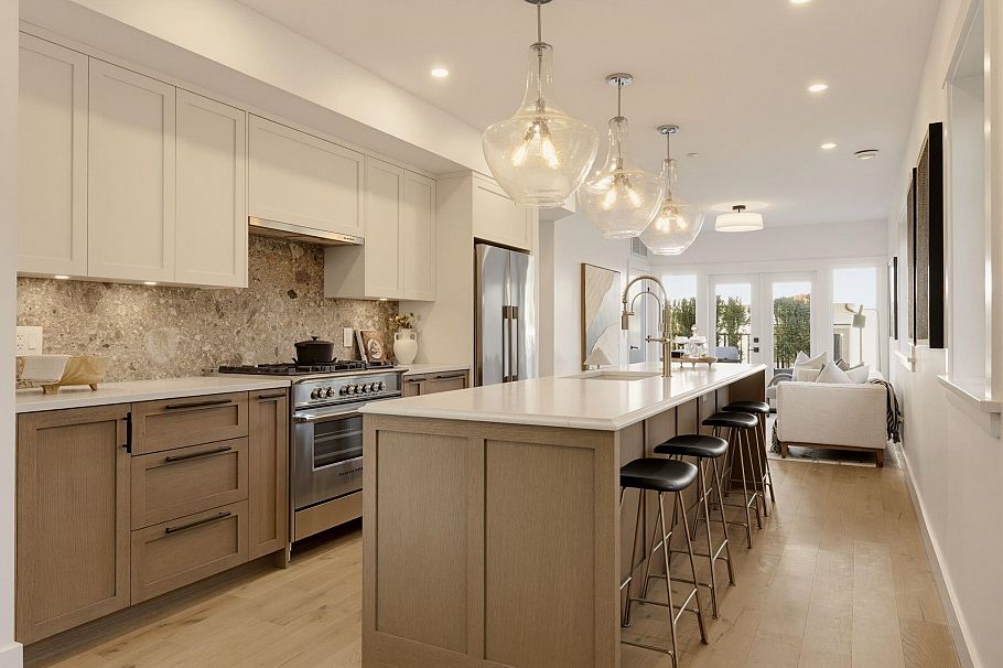 1 326 W 14th Street North Vancouver, BC - 2