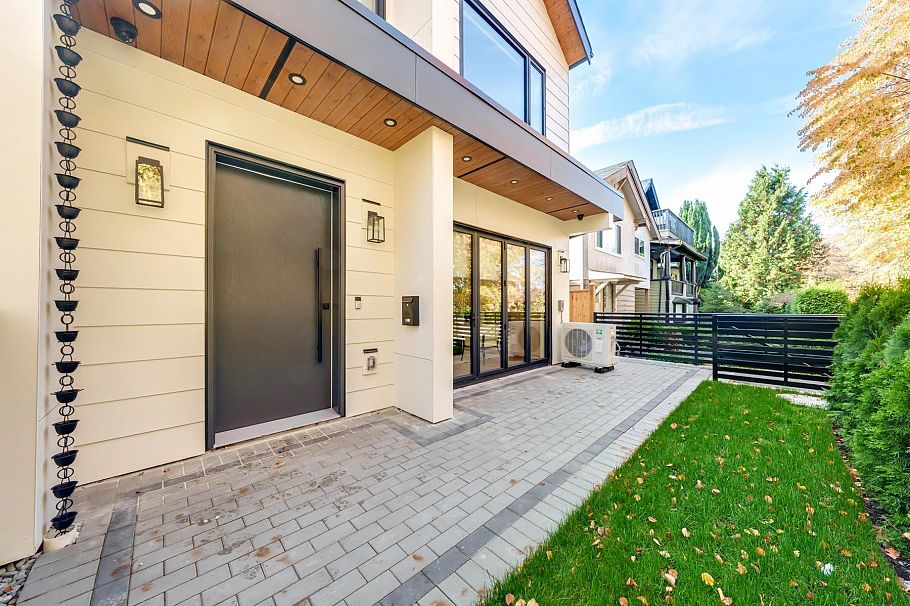 1 2686 Mcgill Street Vancouver, BC - 1