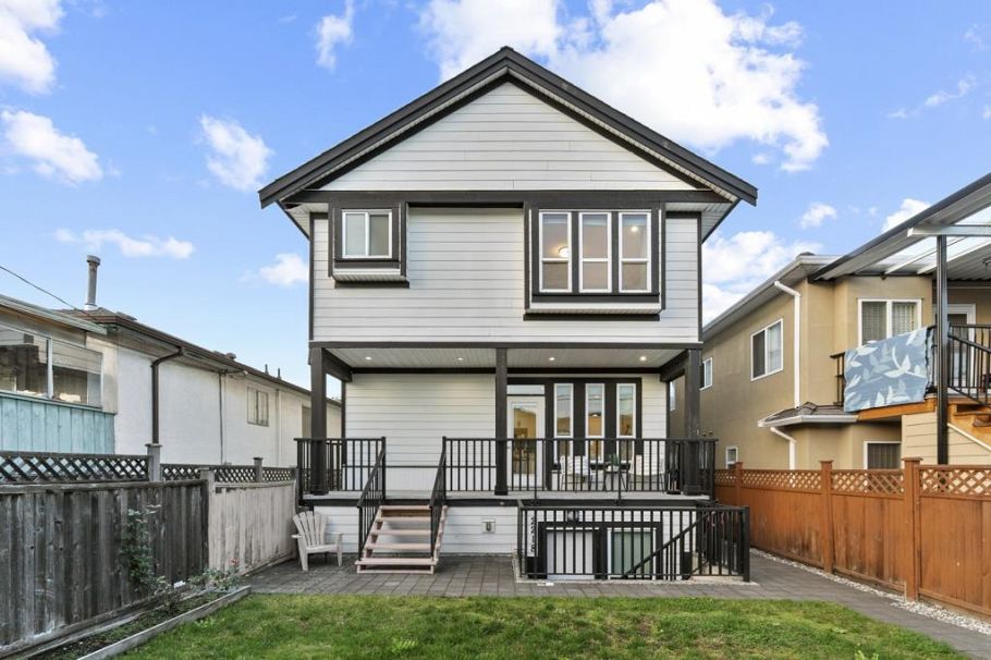 2216 Mannering Avenue Vancouver, BC - 25