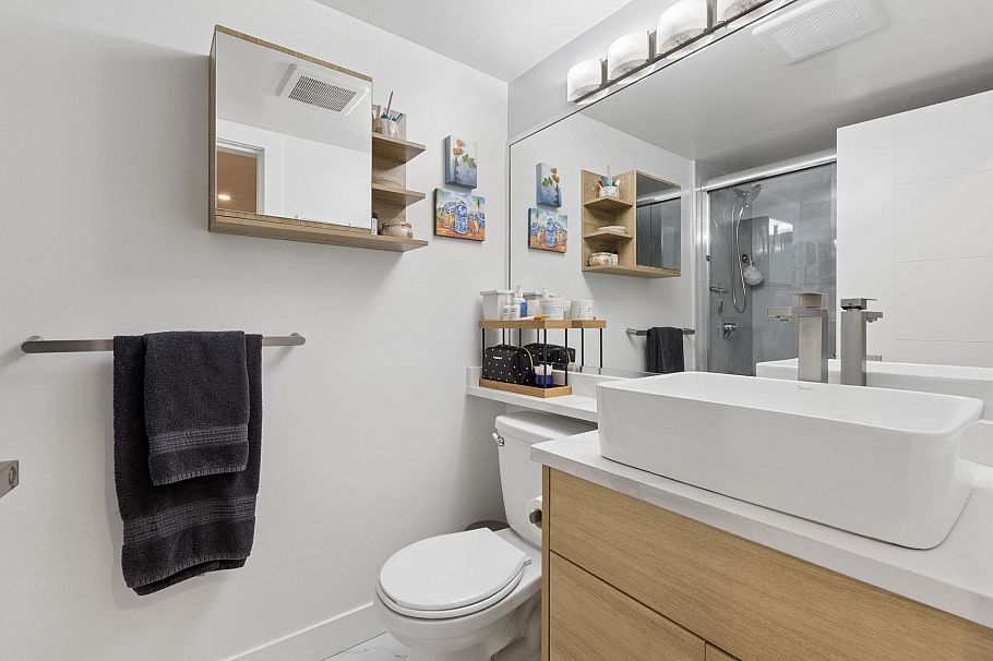 107 809 W 16th Street North Vancouver, BC - 12
