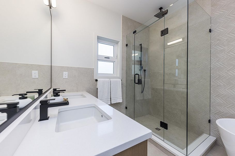 357 E 22nd Street North Vancouver, BC - 30