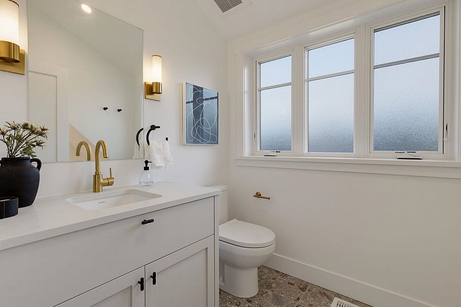 1 326 W 14th Street North Vancouver, BC - 24