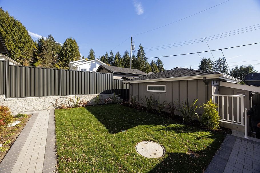 357 E 22nd Street North Vancouver, BC - 38