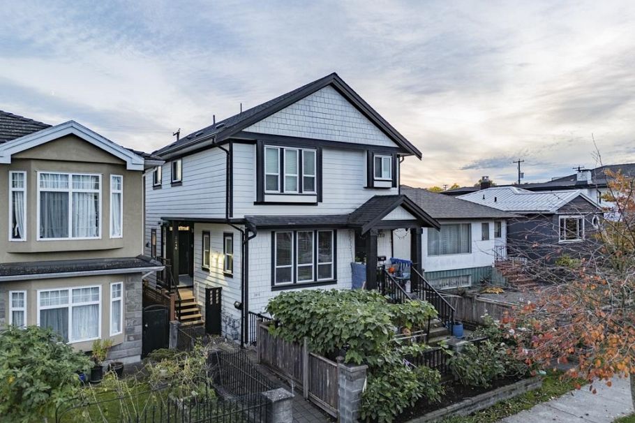 2216 Mannering Avenue Vancouver, BC - 1