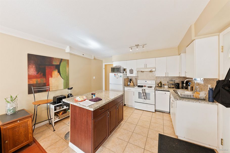 195 W 17th Avenue Vancouver, BC - 5