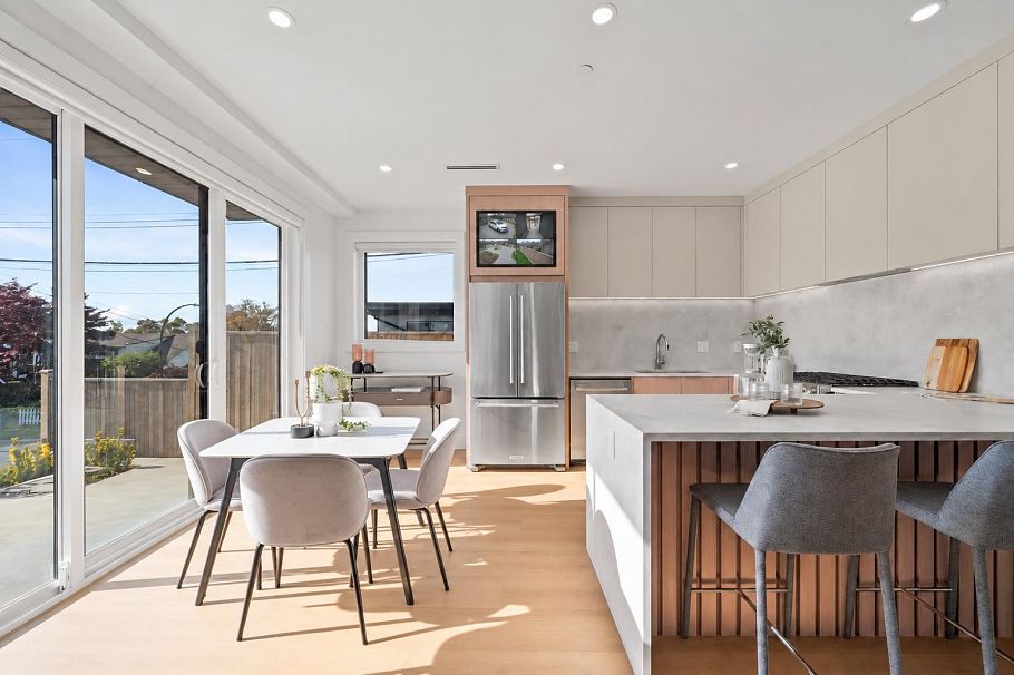 1 3623 Triumph Street Vancouver, BC - 1