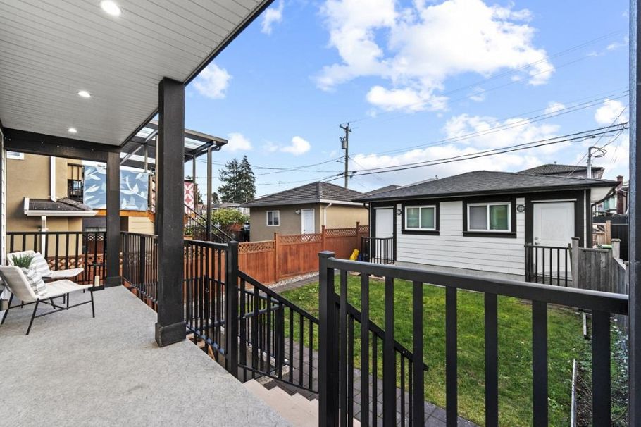 2216 Mannering Avenue Vancouver, BC - 23