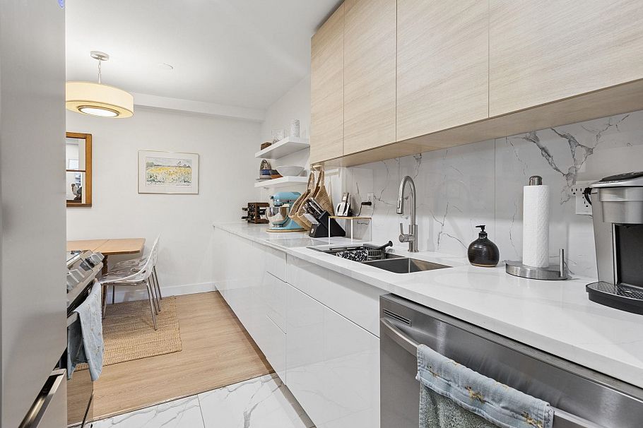107 809 W 16th Street North Vancouver, BC - 10