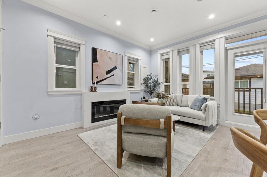 2216 Mannering Avenue Vancouver, BC - 3