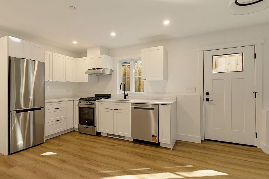 1 326 W 14th Street North Vancouver, BC - 28