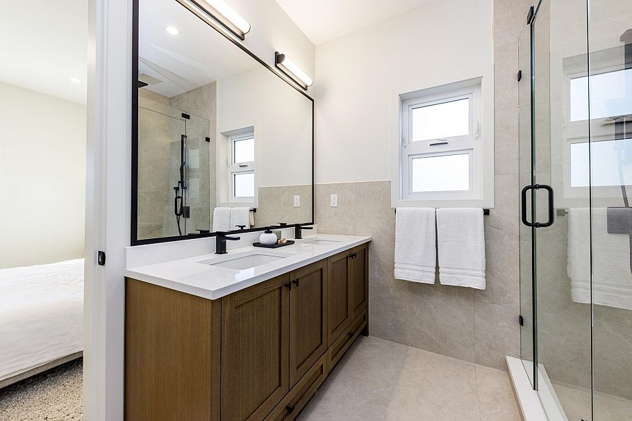 357 E 22nd Street North Vancouver, BC - 29