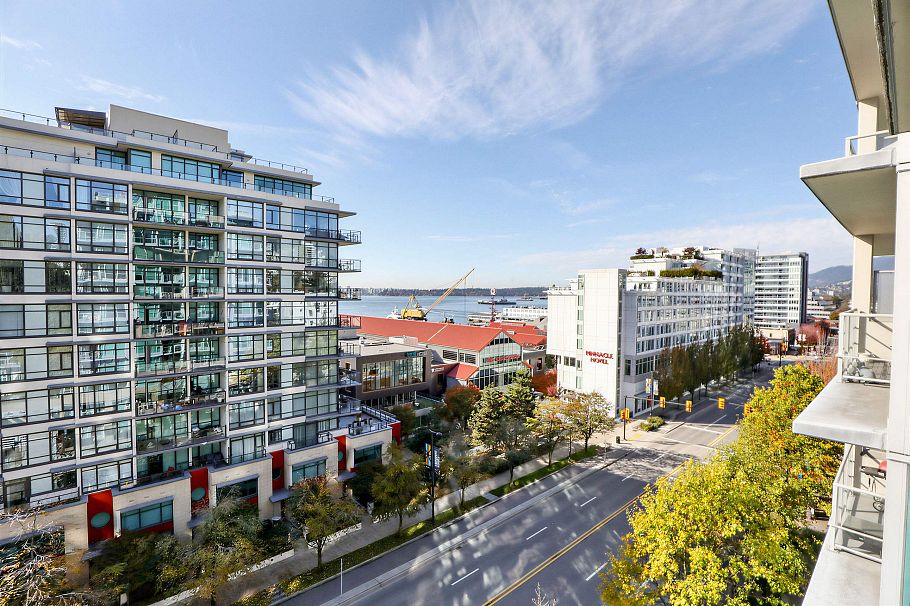 806 168 E Esplanade Avenue North Vancouver, BC - 17