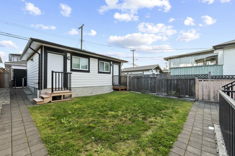 2216 Mannering Avenue Vancouver, BC - 24