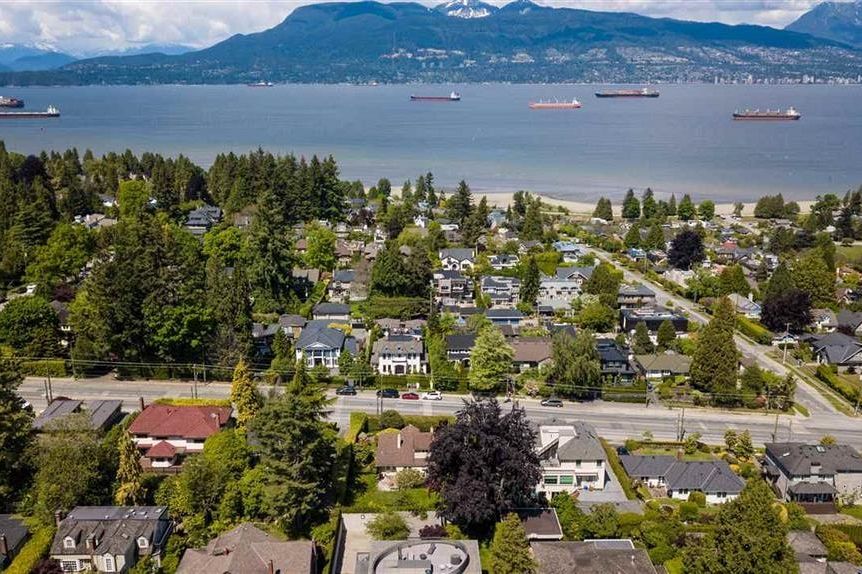 4674 W 4th Avenue Vancouver, BC - 1