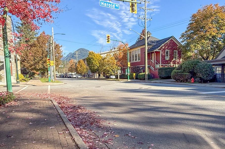 402 3205 MOUNTAIN, North Vancouver BC V7K 0A3 North Vancouver, BC - 2