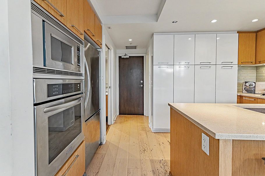 207 1680 W 4th Avenue Vancouver, BC - 5