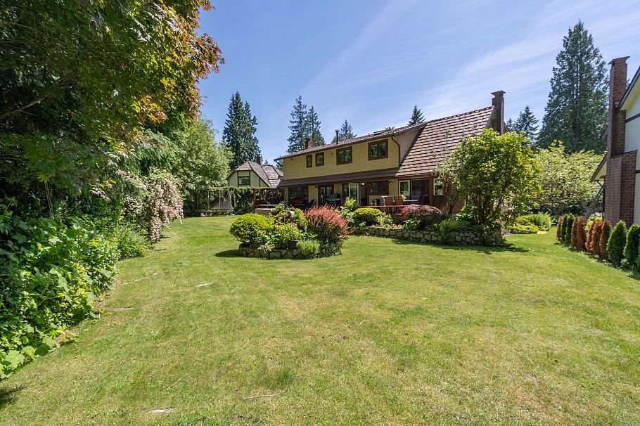 696 Wellington Place North Vancouver, BC - 3