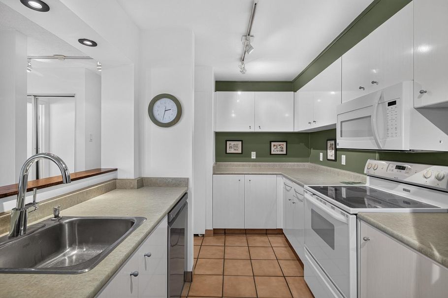 203 1080 Broughton Street Vancouver, BC - 9
