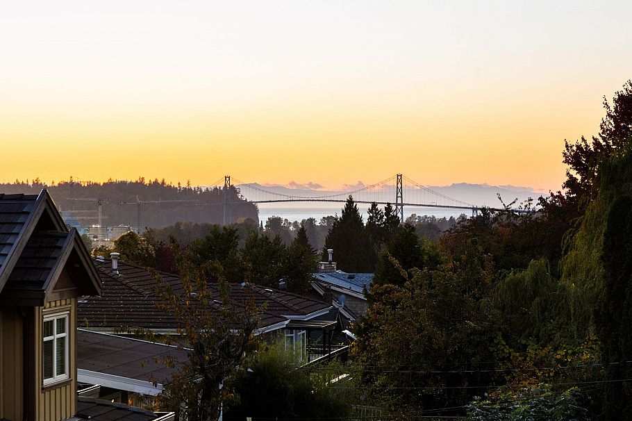 1417 Jones Avenue North Vancouver, BC - 27