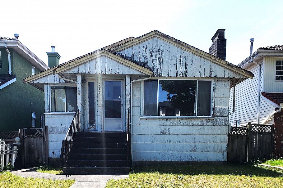 1582 E 49th Avenue Vancouver, BC - 1