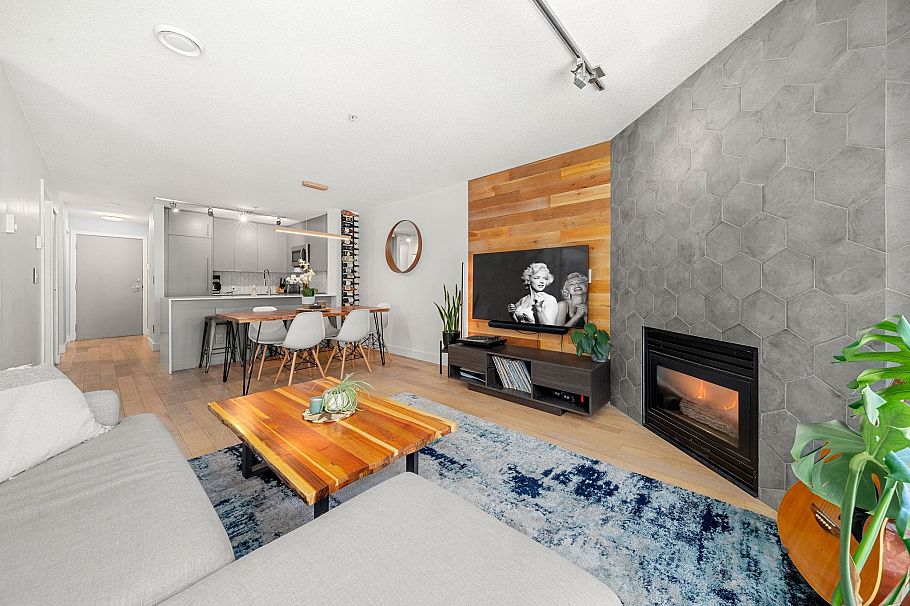 404 124 W 3rd Street North Vancouver, BC - 1