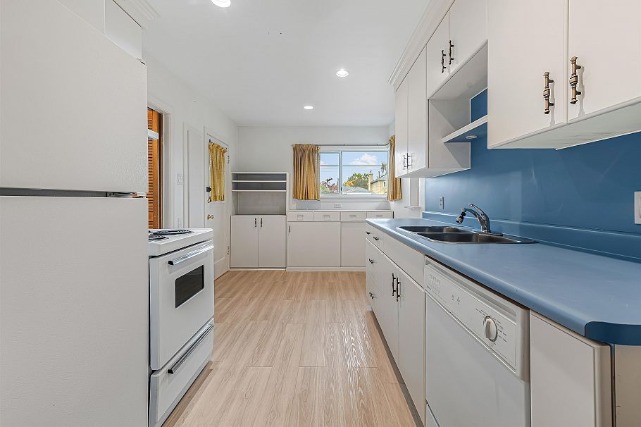 3039 W 20th Avenue Vancouver, BC - 9