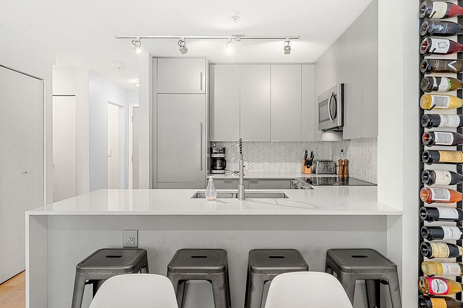 404 124 W 3rd Street North Vancouver, BC - 21