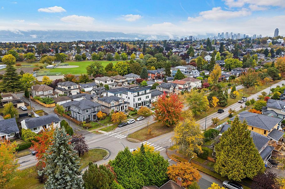 2 2557 W King Edward Avenue Vancouver, BC - 25