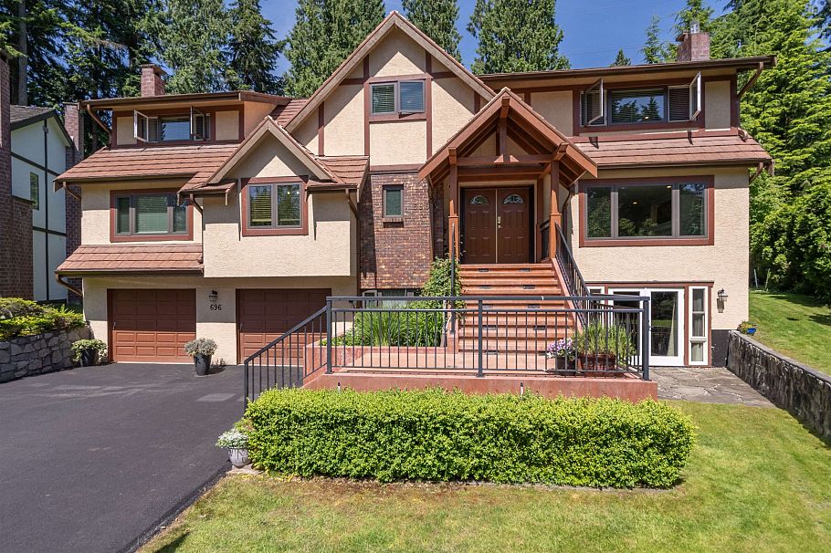 696 Wellington Place North Vancouver, BC - 2