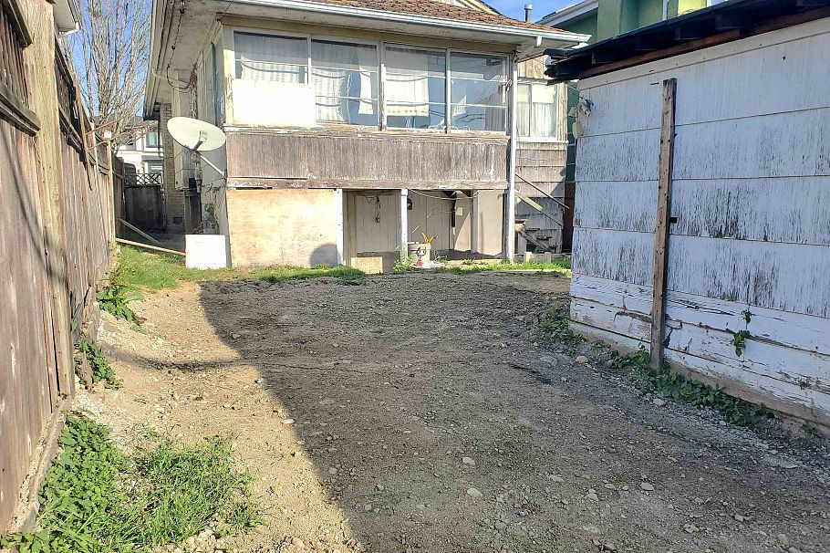 1582 E 49th Avenue Vancouver, BC - 2