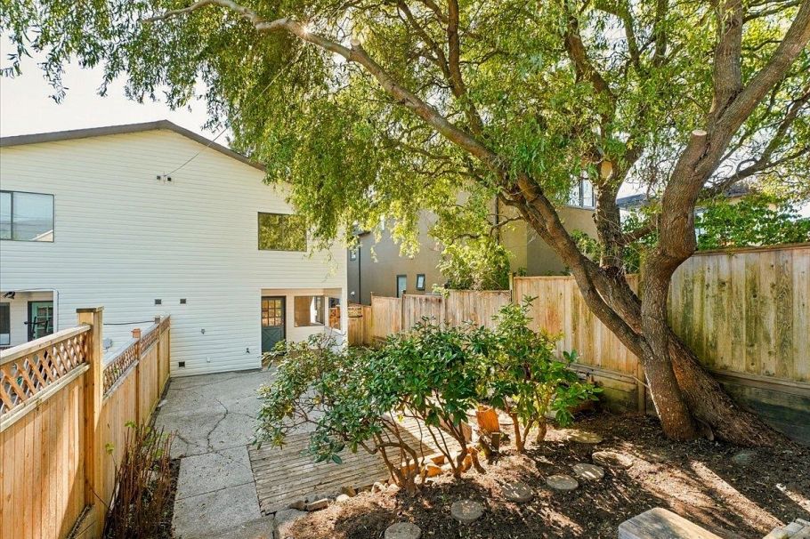 240 E 18th Street North Vancouver, BC - 25