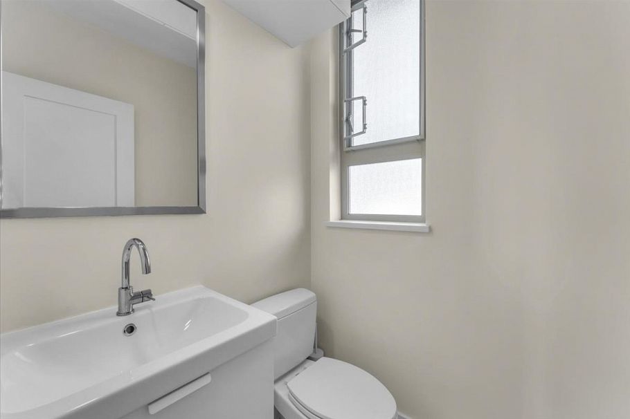 64 728 W 14th Street North Vancouver, BC - 27