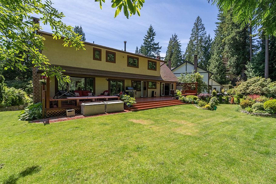 696 Wellington Place North Vancouver, BC - 1