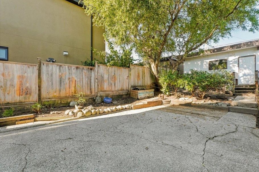 240 E 18th Street North Vancouver, BC - 24