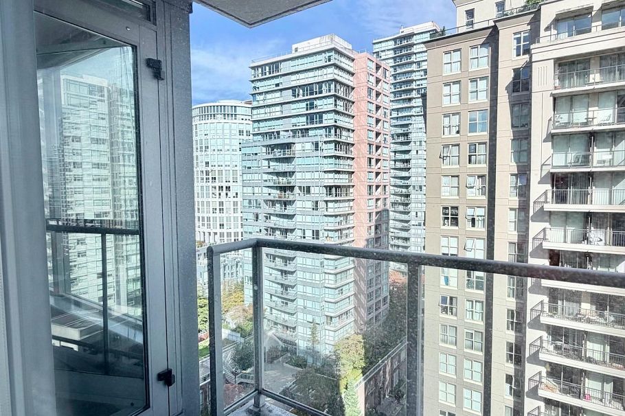 1702 1001 Richards Street Vancouver, BC - 12