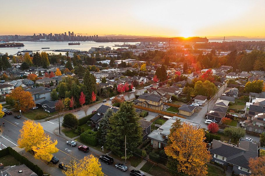 1417 Jones Avenue North Vancouver, BC - 32