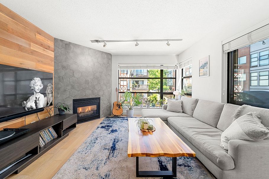404 124 W 3rd Street North Vancouver, BC - 2