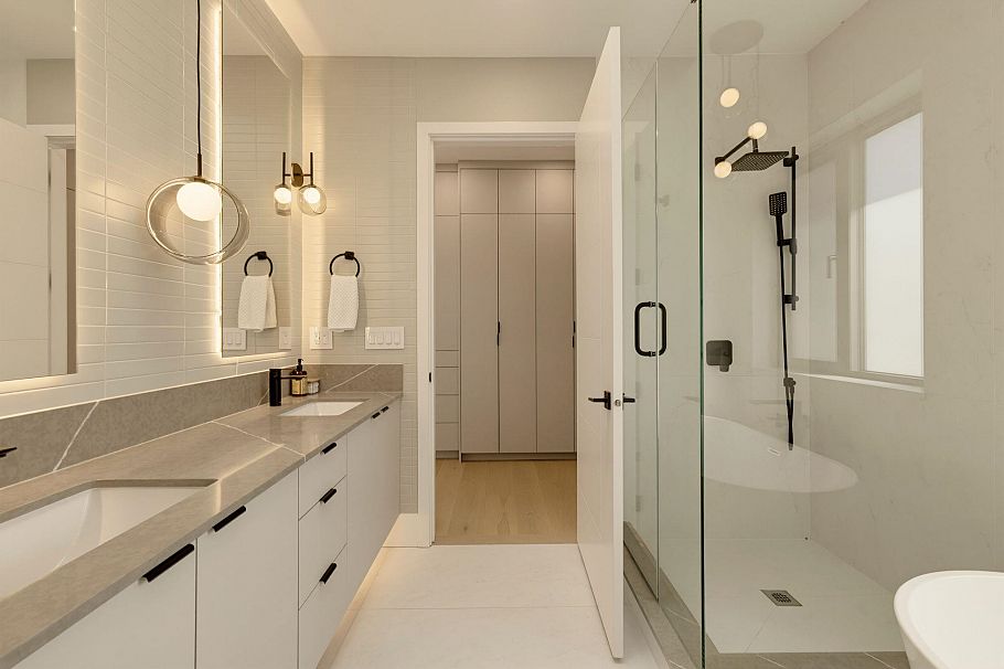 2118 W 21st Avenue Vancouver, BC - 21