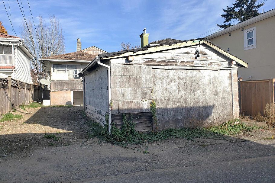 1582 E 49th Avenue Vancouver, BC - 3