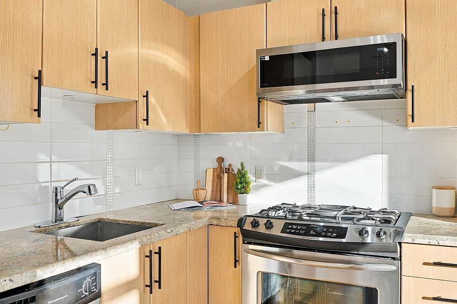 709 1068 W Broadway Vancouver, BC - 17