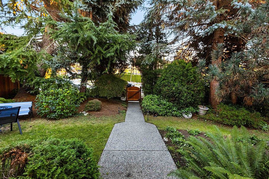 1417 Jones Avenue North Vancouver, BC - 29